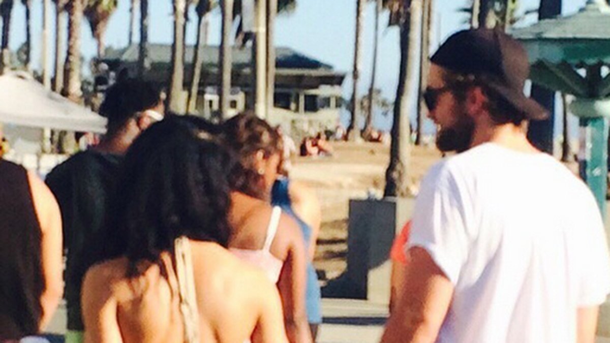 Paret sågs hålla varandra i handen och pussas på Venice Beach förra veckan. 